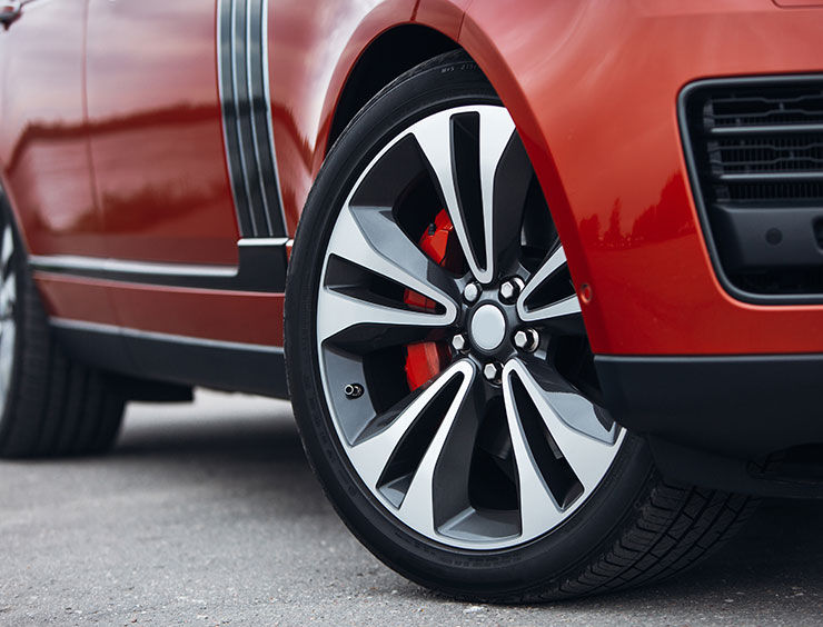 Les jantes et les pneus du véhicule