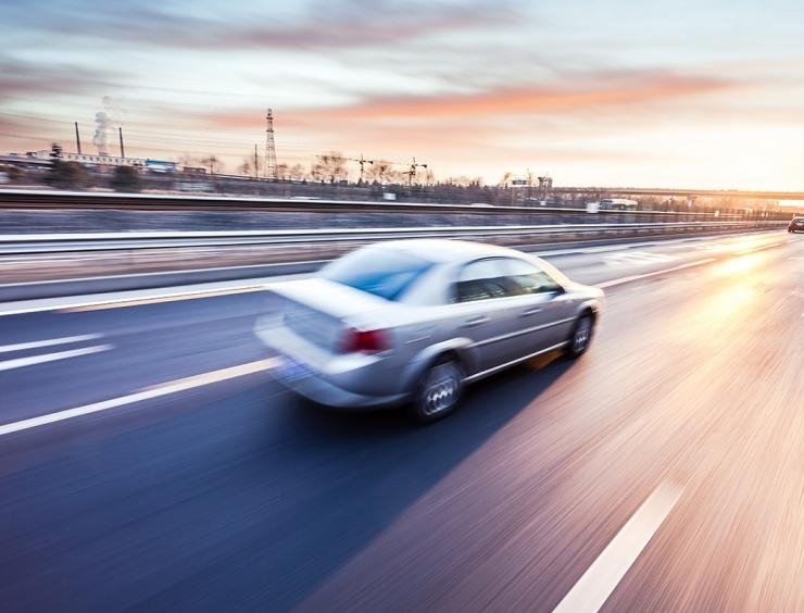 rijdend over een snelweg met hoge snelheid