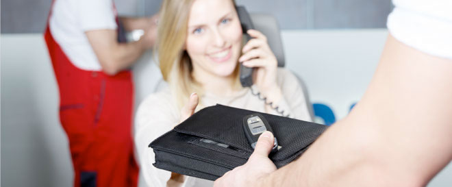 une femme qui parle au téléphone portable en tenant un portefeuille