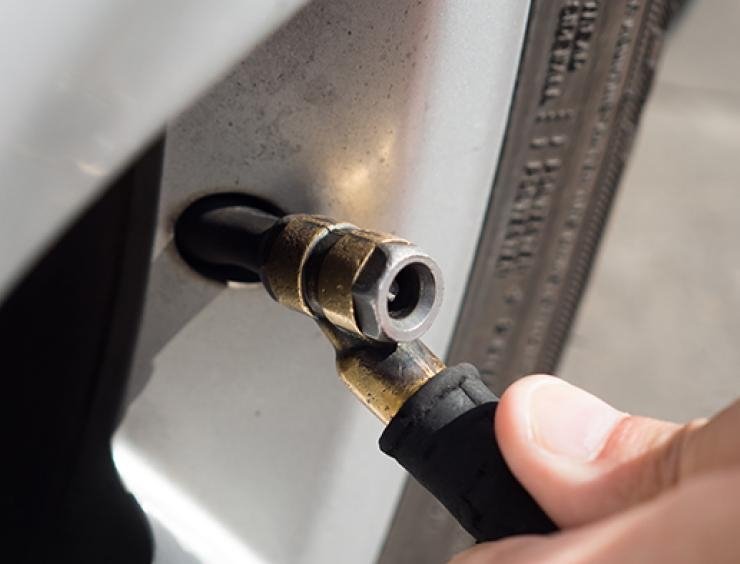 Un pneu préalablement gonflé à l’azote peut-il être gonflé avec de l’air normal?